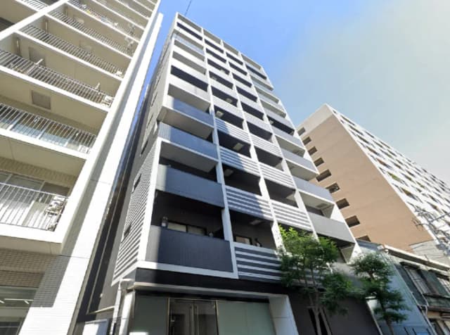 - モダンなデザインのアパートメントビル、ブラウンとグレーの外観、バルコニーが特徴的な5階建ての建物