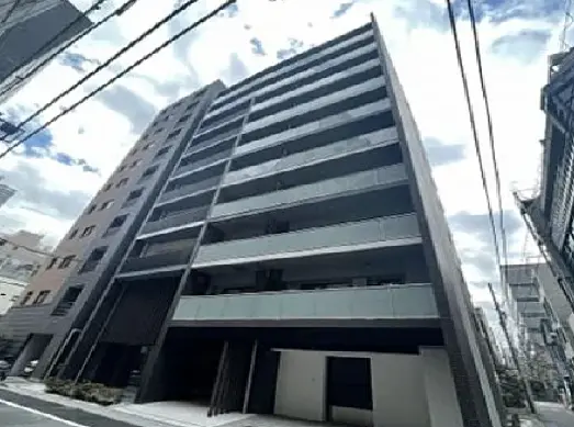 - モダンなデザインの7階建てマンション、バルコニー付きの外観と周囲に広がる都市の風景