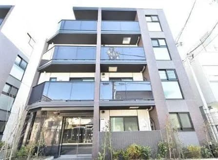 現代的なデザインのマンション外観、大きな窓とバルコニーが特徴的で、都市生活に適した住宅