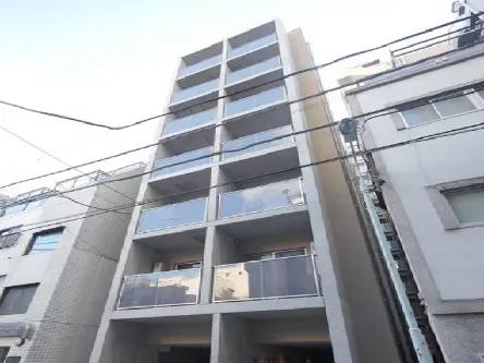 - モダンなデザインの6階建てマンション、透明なバルコニーが特徴で周囲の建物と調和した外観