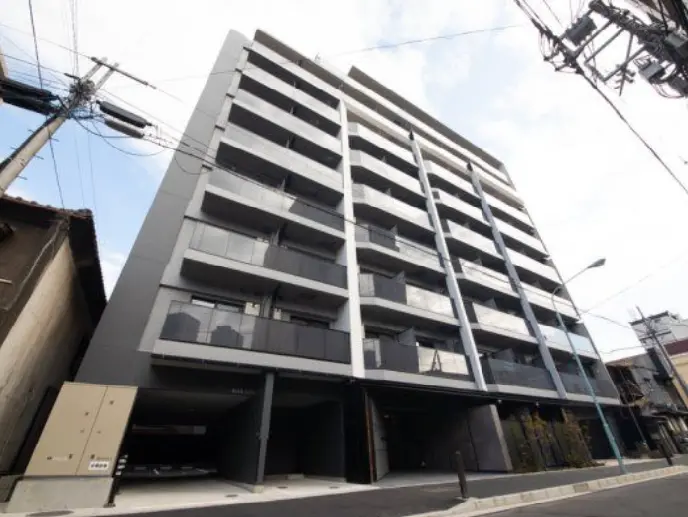 - モダンなデザインの6階建てマンション、バルコニー付き、周囲に電柱と電線が見える街の風景