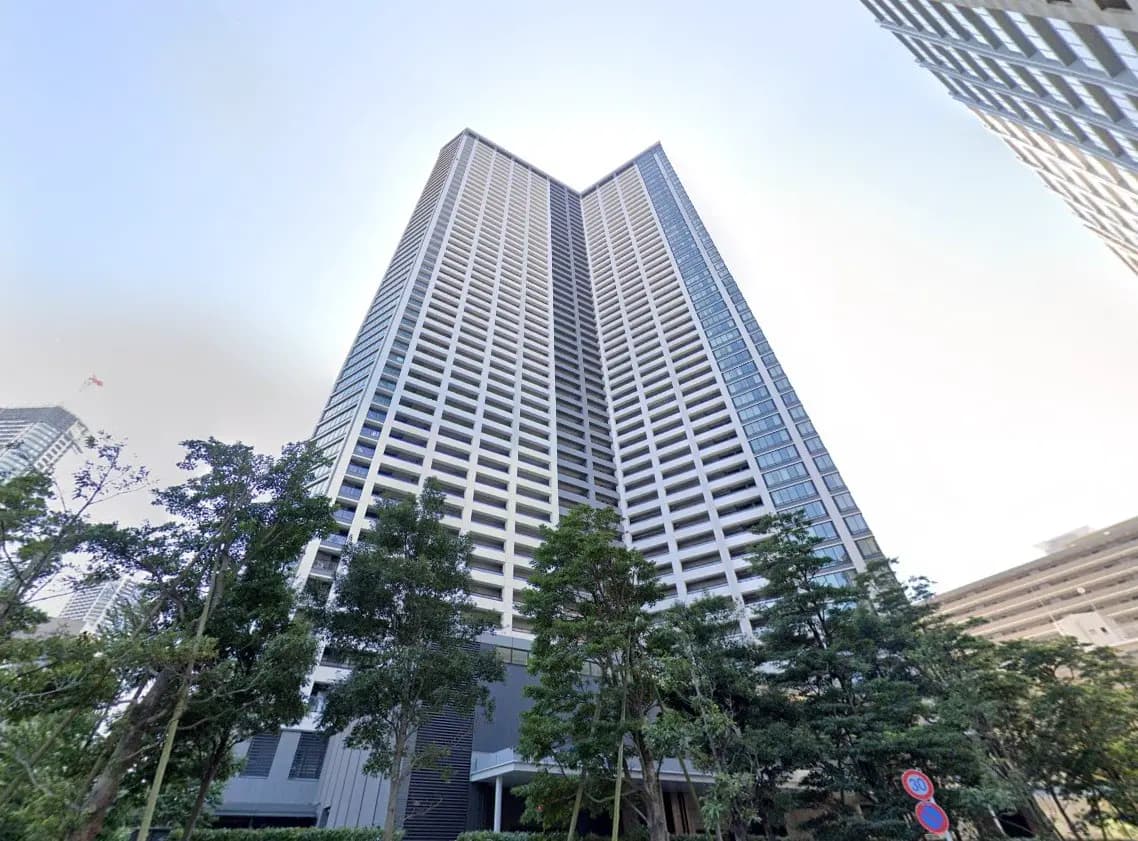 現代的な高層マンションビル、クリアな空と周囲の緑、都市風景