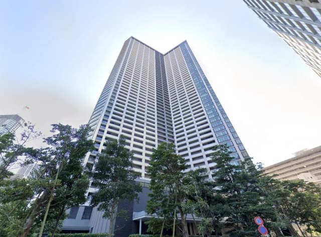 現代的な高層マンションビル、クリアな空と周囲の緑、都市風景