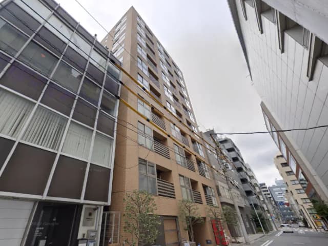 - 都市型の高層マンション、ガラス張りのビルと隣接する、落ち着いたカラーの外観と周囲の街並みの風景
