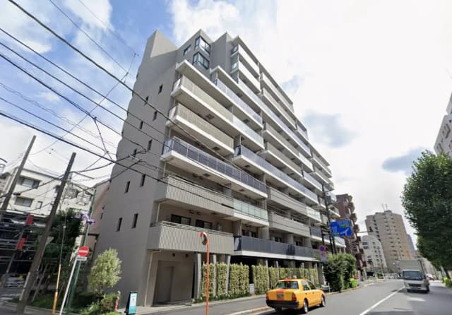 現代的なデザインの都市型マンション、バルコニー付き、晴れた日の市街地風景