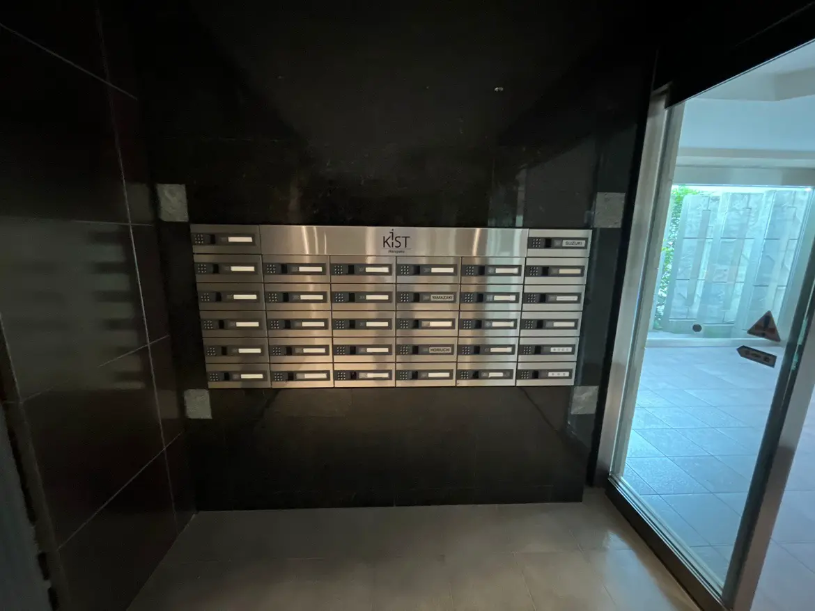 - モダンなアパートメントのエントランス、スタイリッシュな郵便受けが壁に設置されている内部の様子