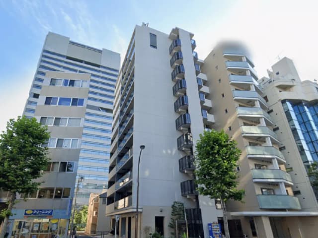 - 都市の景観に立つ現代的なマンション、ガラスバルコニーと街路樹があるエリアの建物群