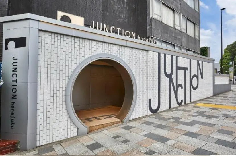 モダンで洗練された円形の入り口、表参道JUNCTION harajuku 表示、都会的な建築デザイン