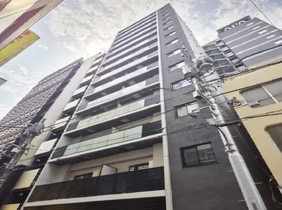 - 高層ビルの外観、ガラスバルコニーと現代的なデザインが特徴的な都市のマンション
