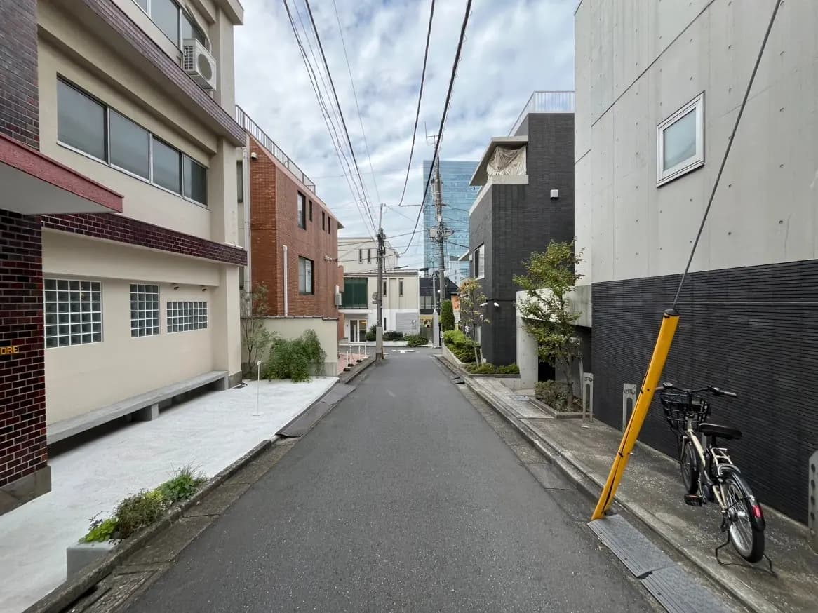 日本の住宅街の静かな路地、自転車が置かれている風景