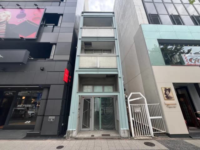 現代的な建築スタイルのビル、都市の通り、ガラス張りのエントランス