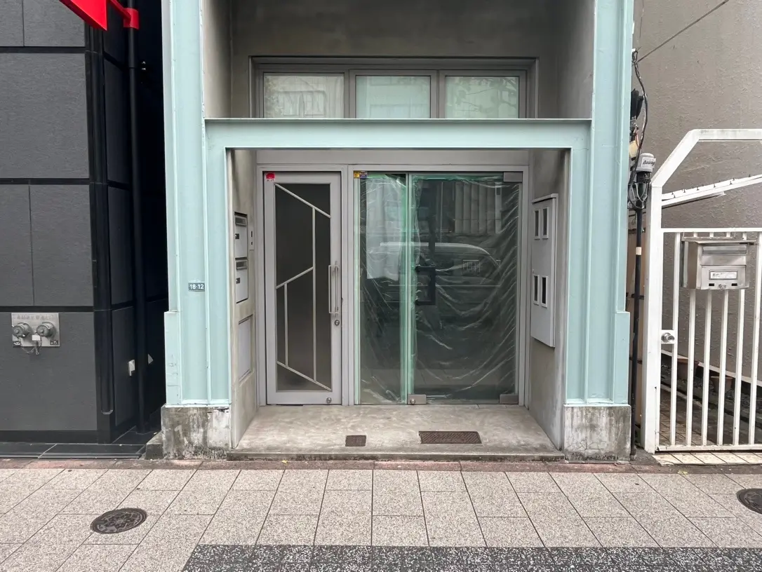 改装中の店舗入り口、ガラス扉と工事用のビニールカバー
