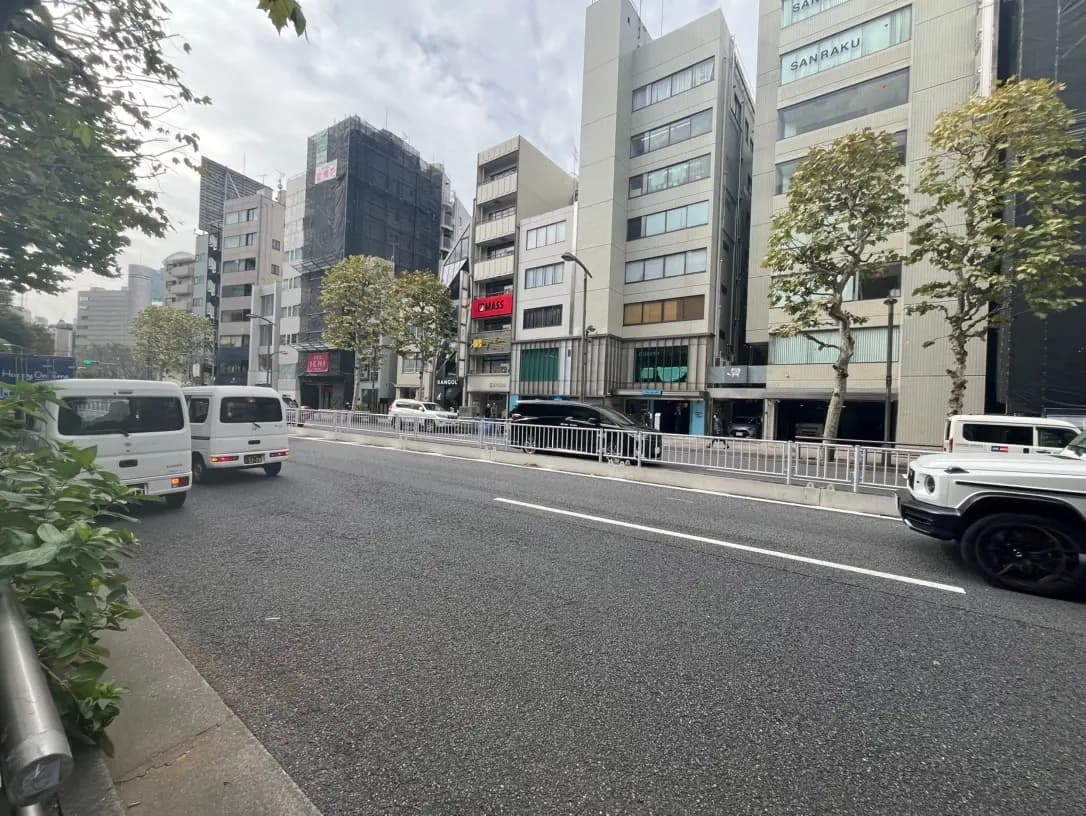 市街地の風景、ビル並みと車が走る道路、晴れた日の都市風景