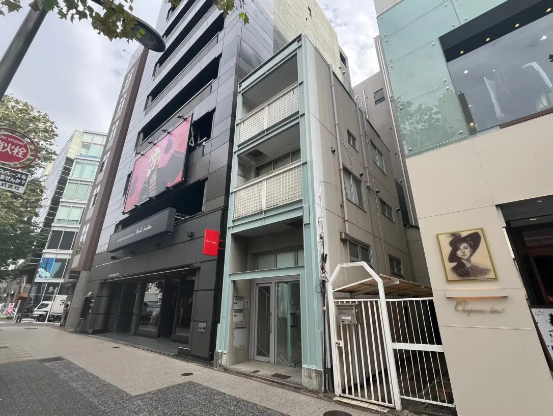 日本の都市の通りにある現代的なビルと商業店舗、広告のデジタル掲示板付き