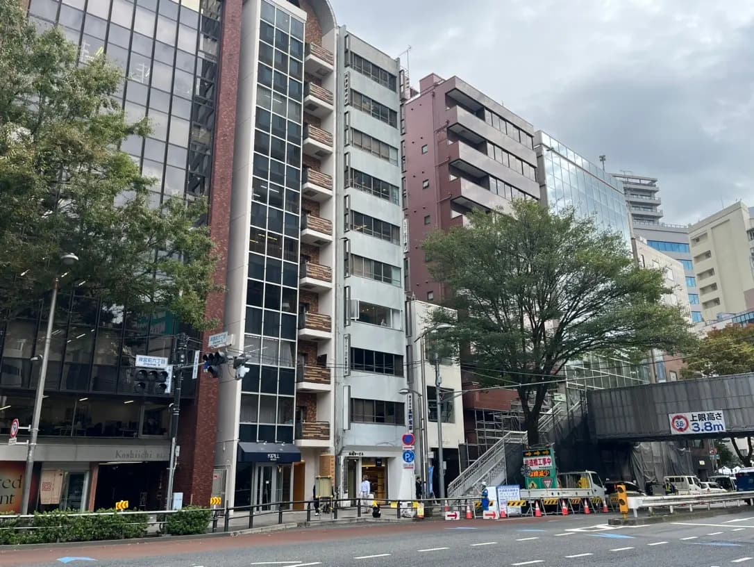 都市の風景、オフィスビルとアパートメント、歩行者、晴れた日の交通信号と樹木