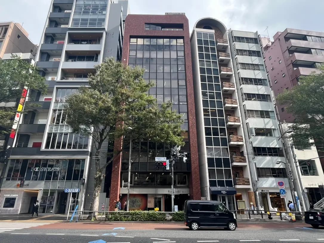 都市の商業ビル並木、日中の風景、クリアな青空と建物のファサード