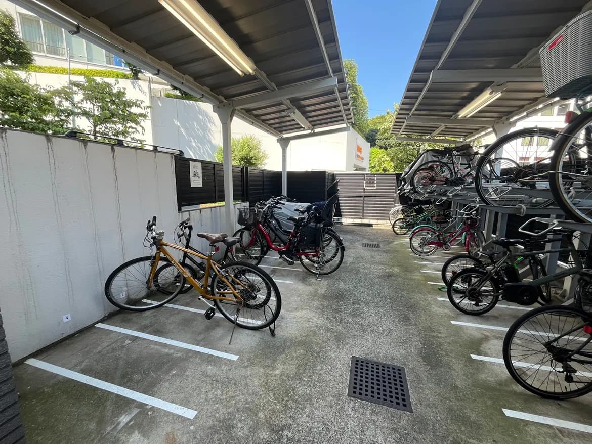 - きれいに整備された屋根付きの自転車置き場、様々な種類の自転車が駐輪されている様子