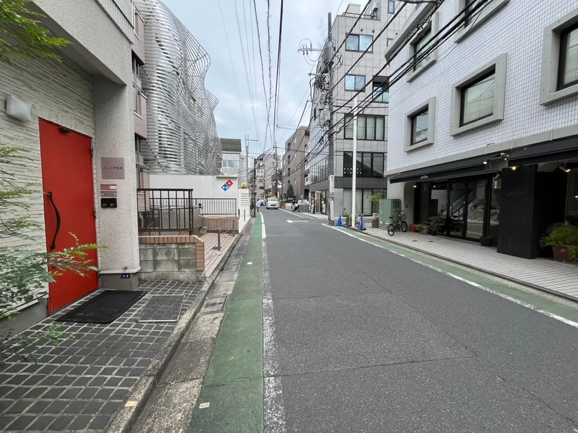 日本の都市風景、歩道沿いの建物と商店、平日の静かな通り
