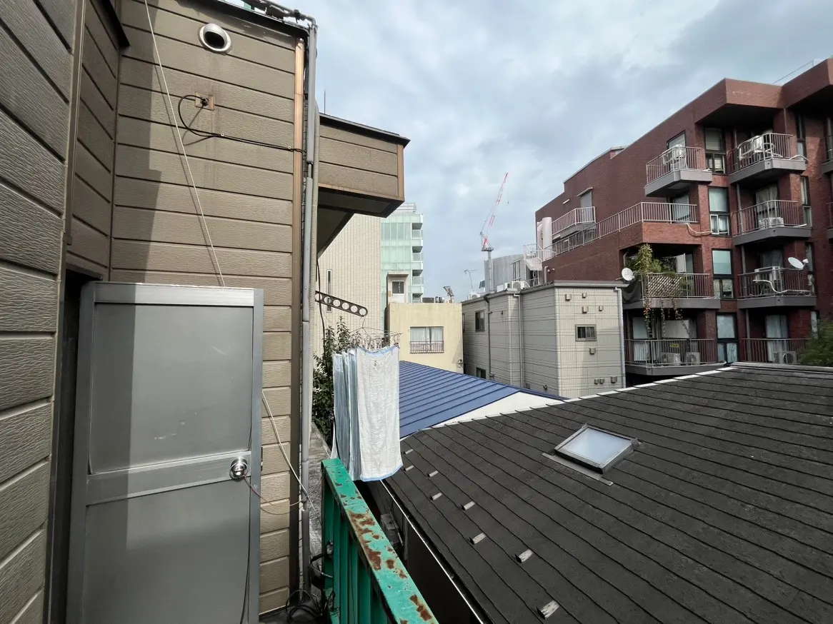 日本の住宅地の屋上風景、建物の側面とバルコニー、晴れた日の洗濯物