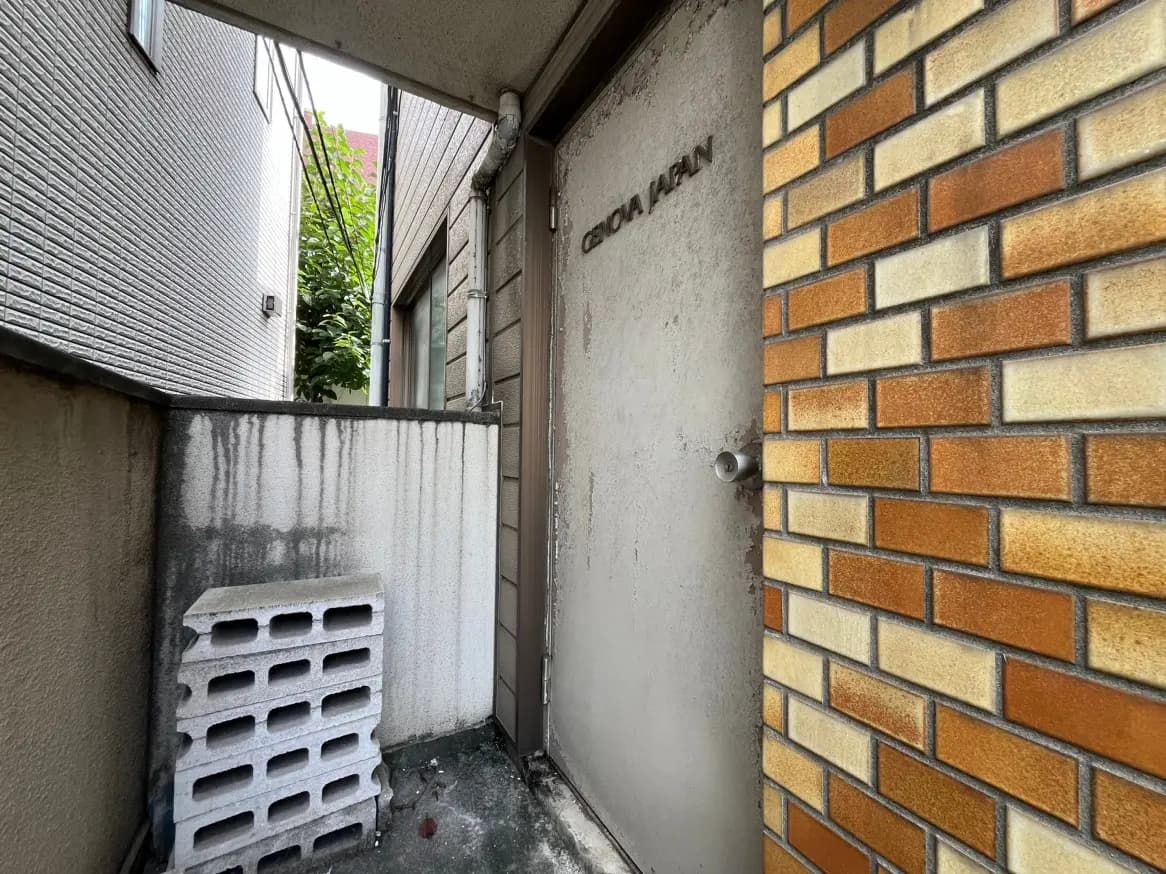 都市の屋外空間、ブロック積みとレンガ壁、非常に狭い通路と閉じたドア