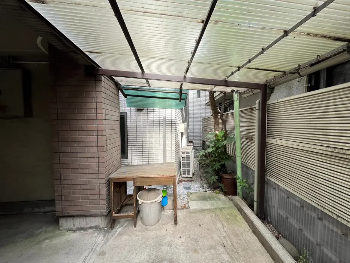 狭いスペースの外観、屋根付きの通路、壁に囲まれた家庭のエントランスエリア