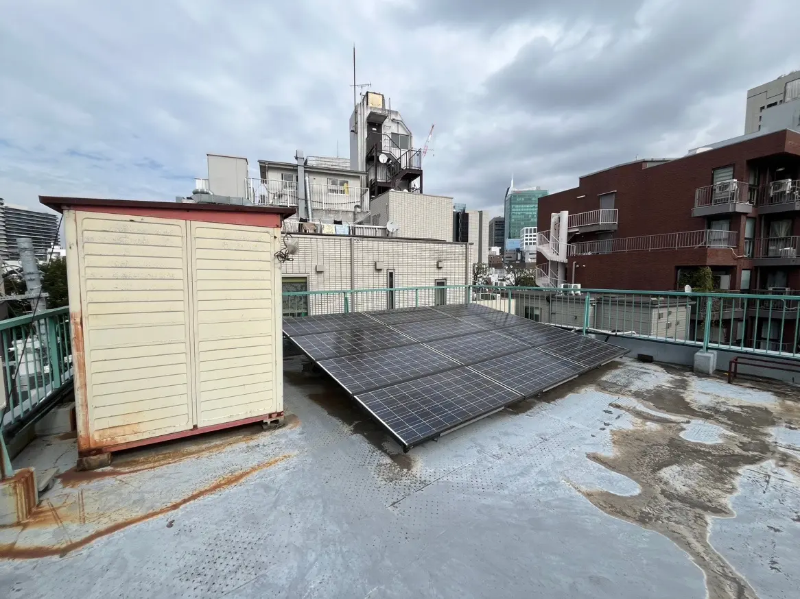 ビルの屋上に設置された太陽光パネル、環境に優しい都市型再生可能エネルギーソリューション