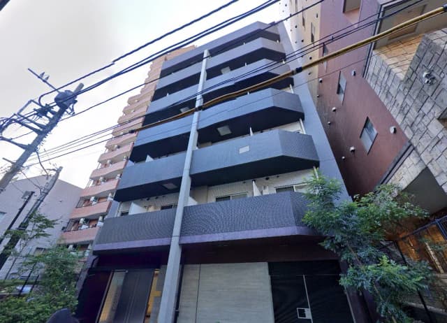 現代的なマンションの外観、複数階にわたるバルコニー、都市部の住宅街