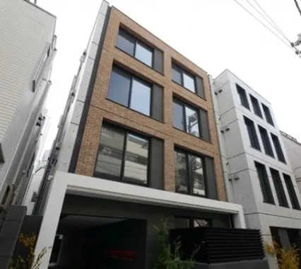 現代的な外観の都市型ビル、レンガのファサードと大きなガラス窓、近代的な建築デザイン
