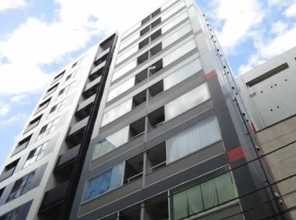 - モダンなデザインの高層マンション、ガラス窓が特徴で青空を背景にした外観のイメージ