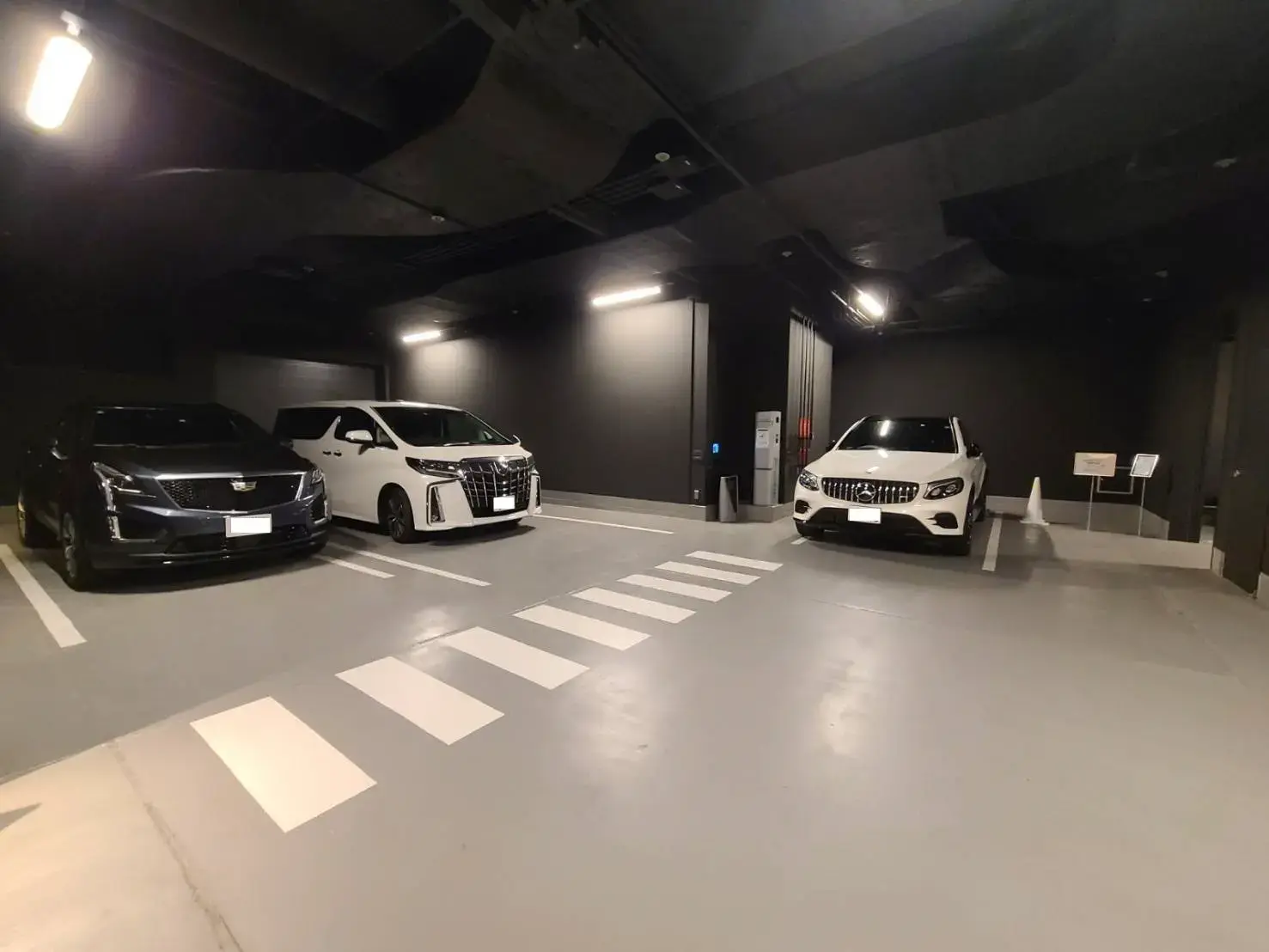 広々とした地下駐車場