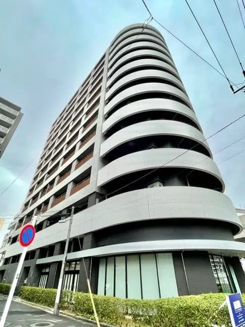 - 現代的なデザインのマンション外観、曲線と直線が調和したスタイリッシュな建物の構造