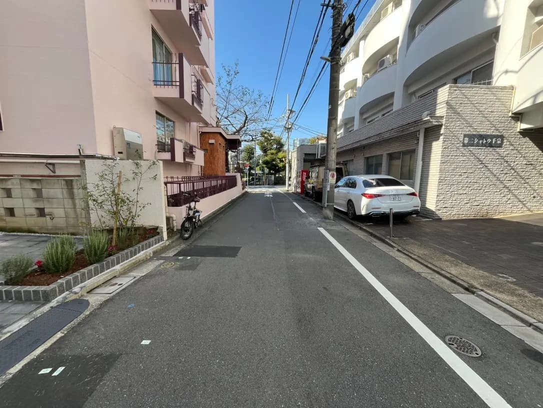 晴れた日の日本の住宅街、アパートと一軒家が混在する閑静な道路
