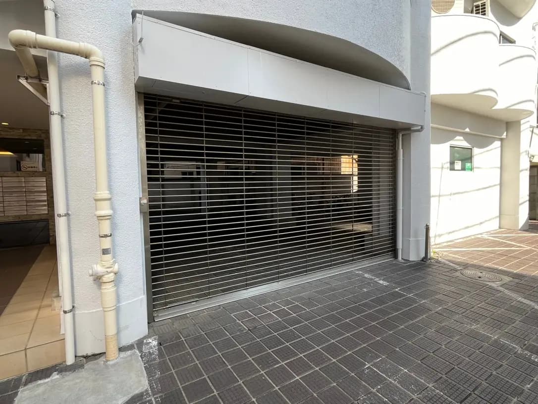 閉まっているシャッター付きの店舗の外観、都市の環境に溶け込むモダンなデザイン