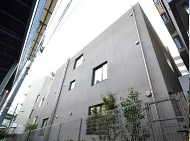 現代的な外観のグレーの建物、都市環境に佇むアパートメント