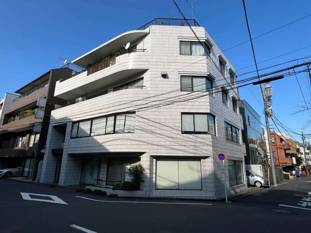 現代的なデザインの都市型アパートメント、タイル張りのファサード、晴天の下の街角