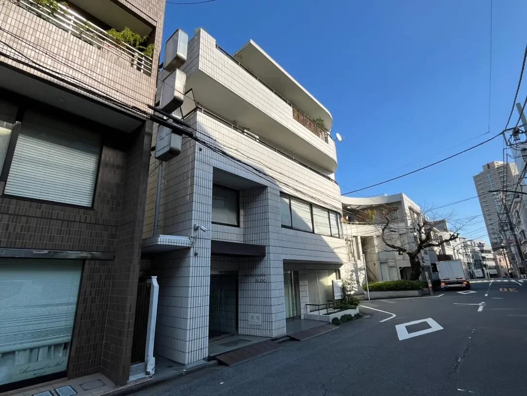 現代的な建築スタイルの都市住宅、タイル貼りのファサード、晴れた日の青空