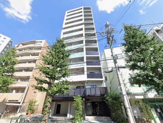 都市の緑豊かなエリアに立地する現代的なマンションビルの外観, 青空と共に写る