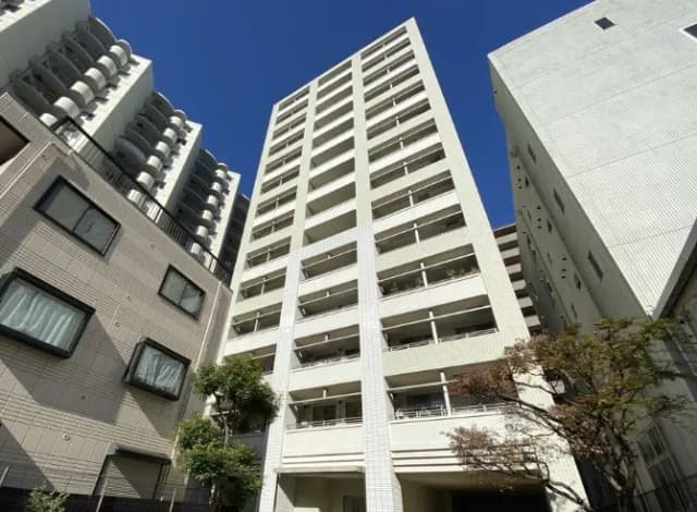晴れた日の高層マンション、都市的な住宅地の風景、青空と建物