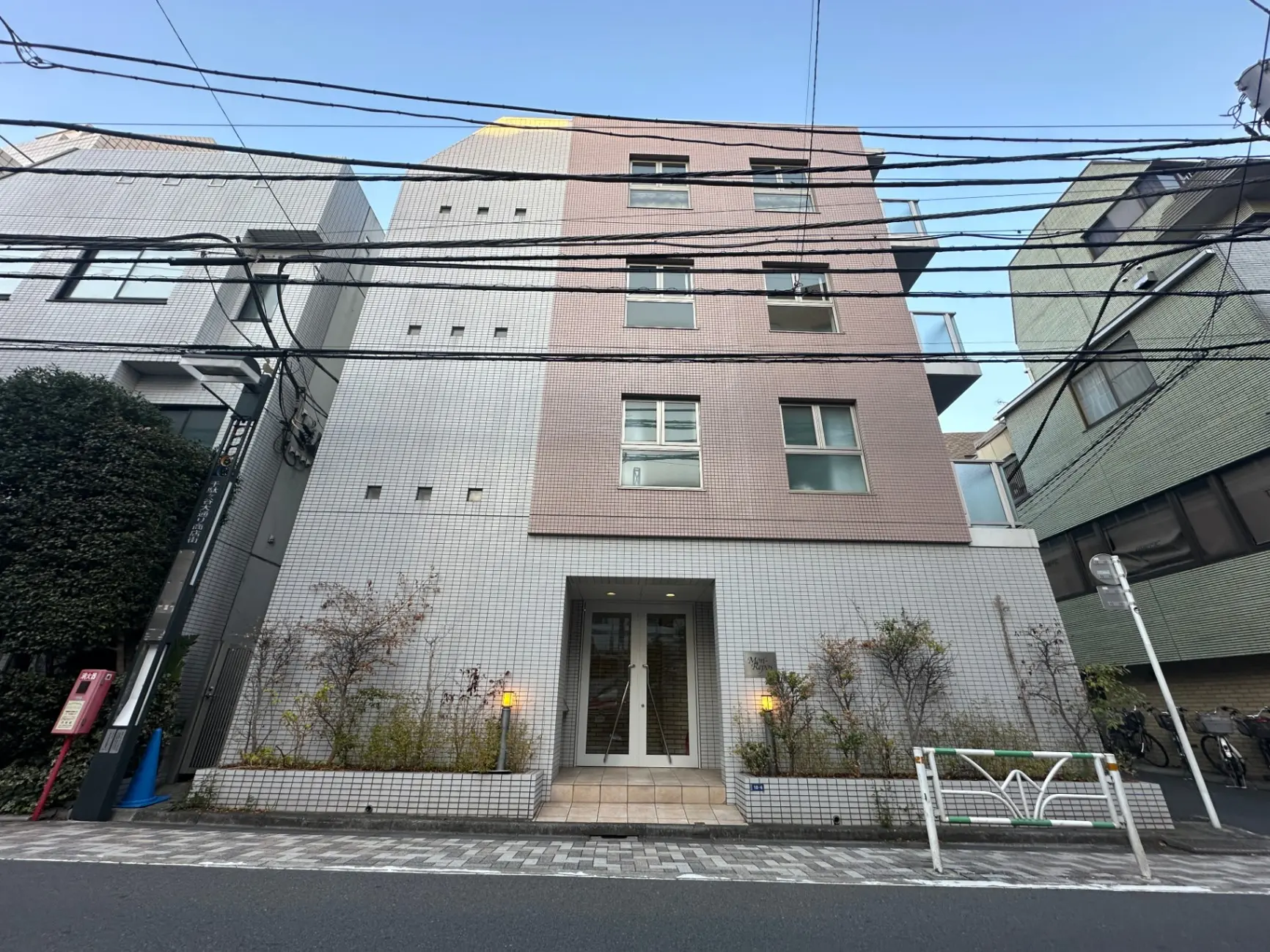 現代的な外観の都市型マンション、タイル張りのファサード、清潔感のあるエントランス