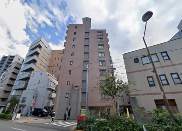 都市の風景と現代的な建物、晴れた日の歩行者と街路樹