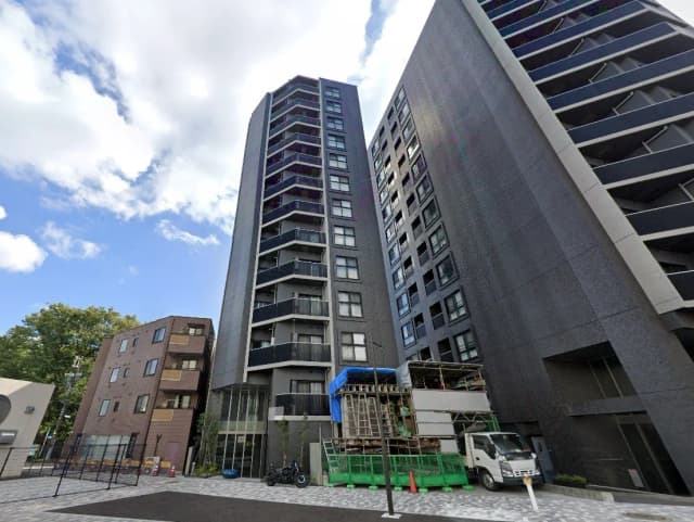 都市の高層マンションと中層住宅、晴れた日の青空と現代建築