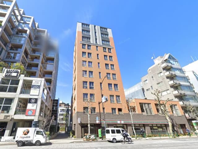 晴れた日の都市風景、赤茶色のレンガ造りの建物と現代のアパートメント、青空の背景