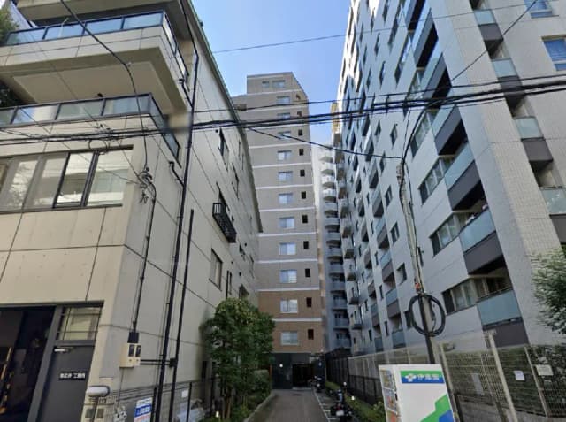- オシャレなマンションの外観、近代的なデザインの高層ビルが立ち並ぶ様子と青空が広がる風景