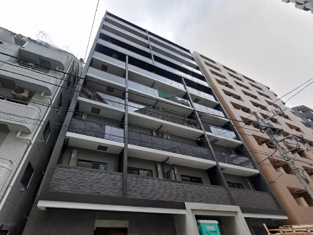- 現代的なデザインのマンション外観、ベランダ付きのバルコニーと横に並ぶ高層ビルが印象的な都市景観