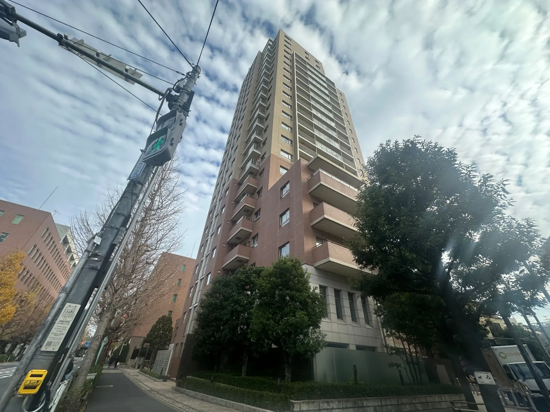 都市の風景と高層マンション、晴れた日に撮影された道路と歩行者、交通信号と青空