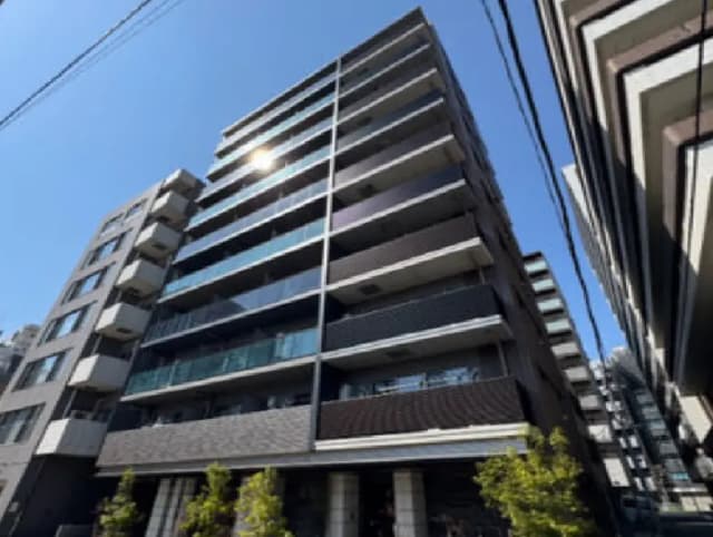 - モダンなデザインの高層マンション、バルコニーがある外観、青空に映える建物の画像