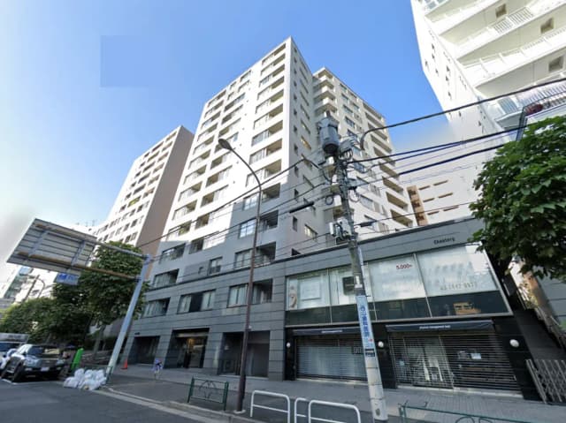- モダンな外観のマンション、幹線道路沿いに立地し、飲食店が入居するビルの周辺環境、青空と電柱が映える街並みの風景