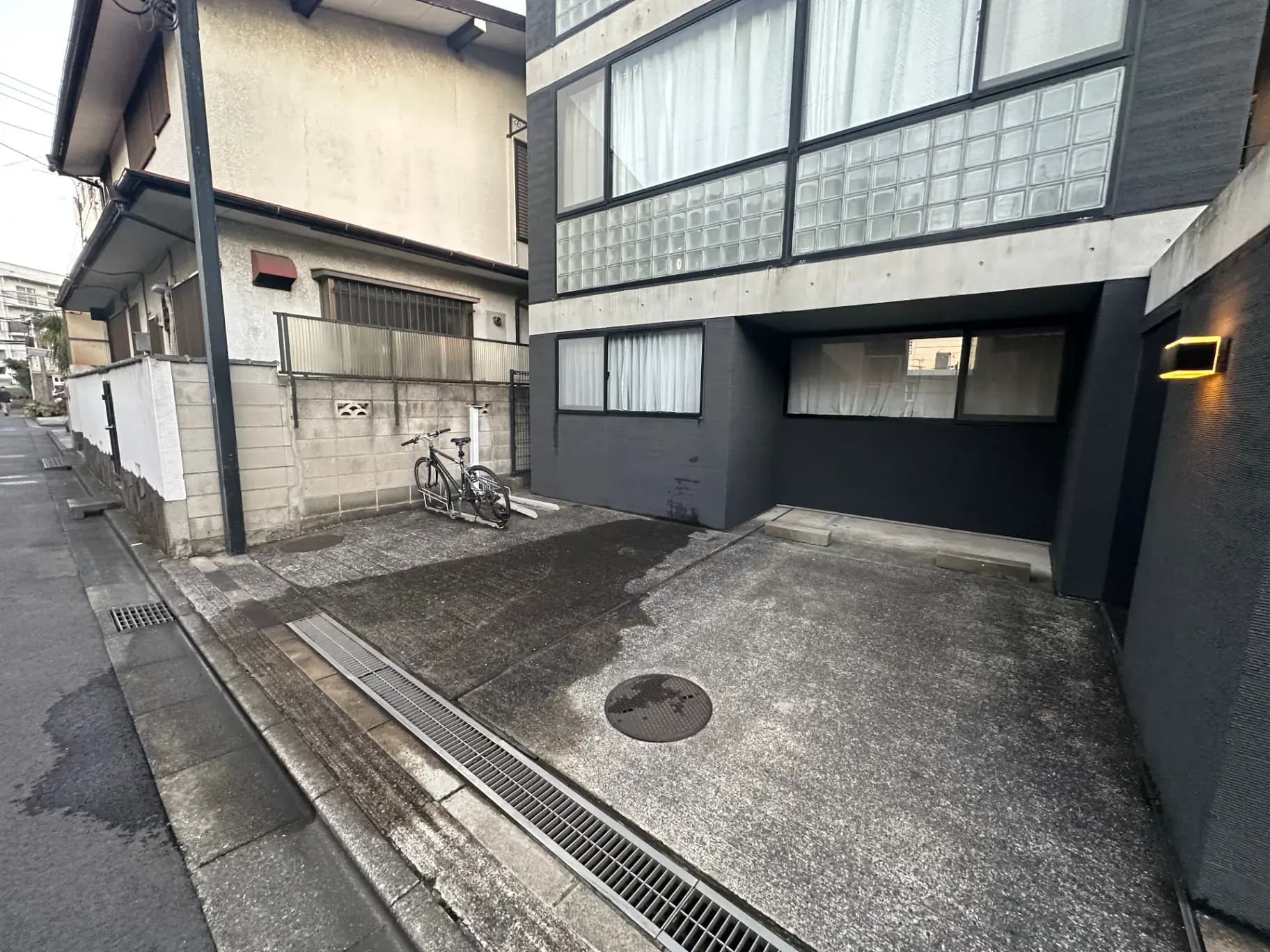 モダンな外観の建物と駐輪スペース