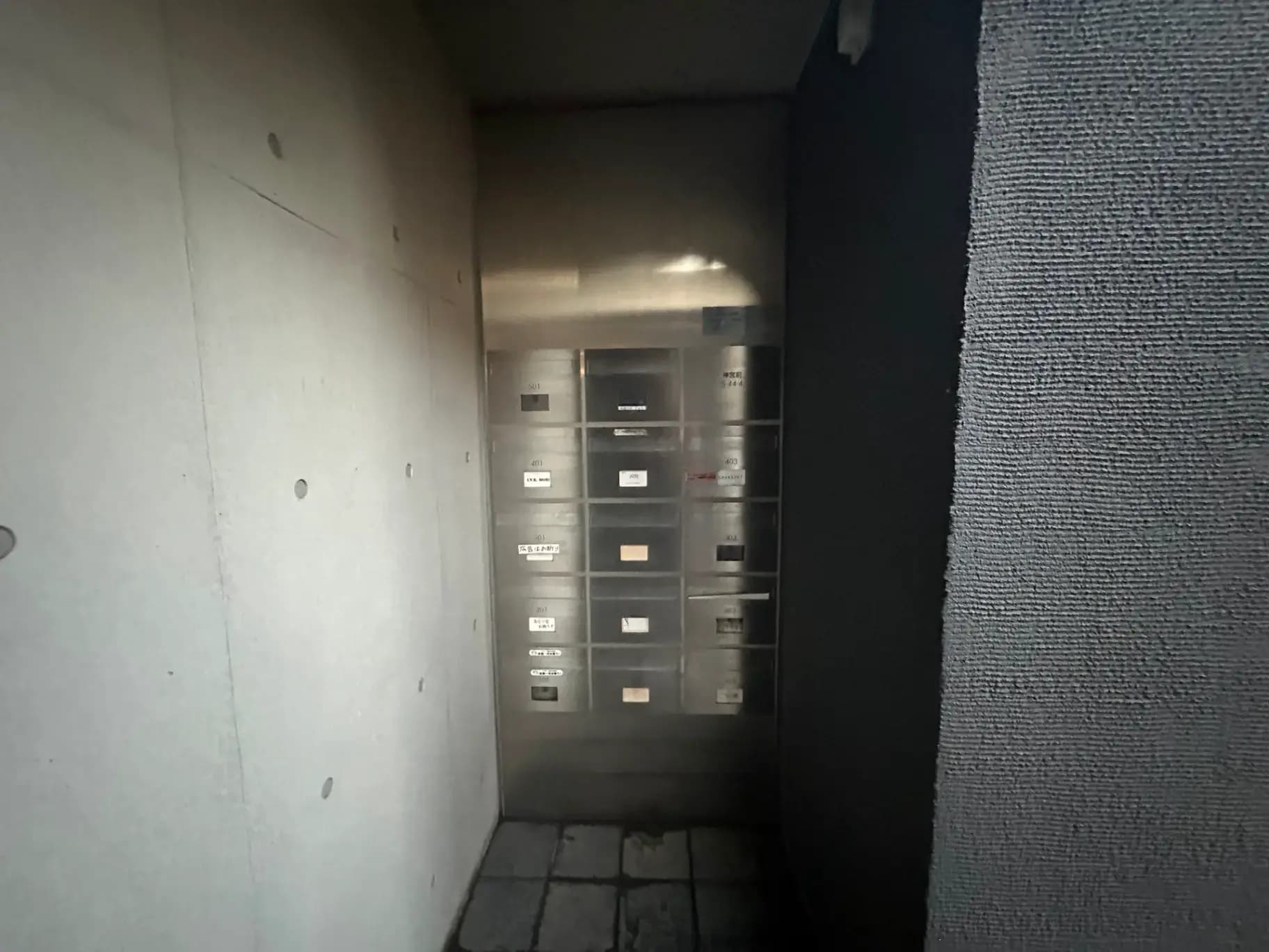 室内のメールボックスが設置されたエントランスホール