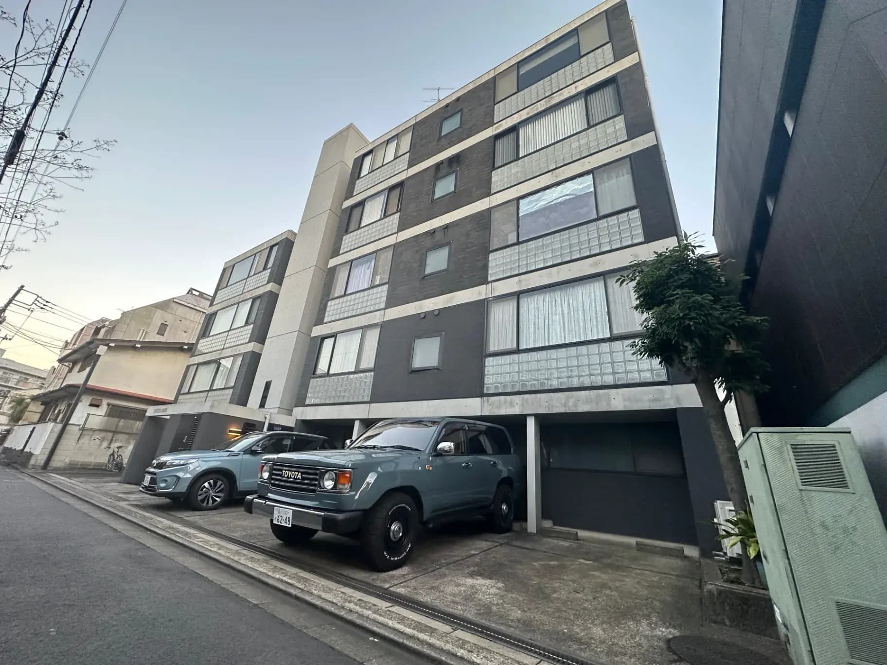 都市型デザインのマンション外観、専用駐車場付き